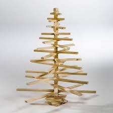 Avec Ce Sapin En Lamelle De Bois Vous Faites Le Choix D Une Autre Alternative A La Deco De Noel Habille D Une Guirlande Sapin Deco Guirlande Noel Deco Bois