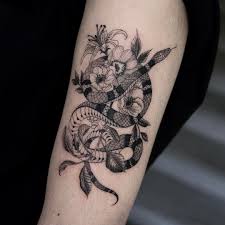 If you can't decide what snake tattoo to get, well then here are a few unique snake & flower tattoo ideas that are sure to make your search a lot easier. Snake Flower Tattoo Woman Novocom Top