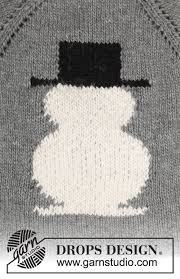 Son chapeau ne se détache pas, et ses mains sont sur un cadre métallique. Frosty S Christmas Drops 183 13 Modeles Tricot Gratuits De Drops Design
