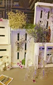 Puedes tener un salón decorado con velas o faroles e incluso centrar la atención en una gran lámpara de araña. 24 Ideas Para Decorar Con Cajas De Frutas Una Boda