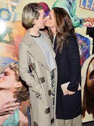 Sarah catharine paulson (born december 17, 1974) is an american actress. Bigies On Twitter Sarah Paulson Cute Lesbian Couples Sarah