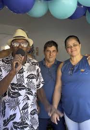 Registro do animador Zika fazendo o aniversário do Mercado São Vicente, na  Rua Maria Zulmira Torres, em Cantagalo. Parabéns e muito sucesso, esse  casal merece! 👏🏻👏🏻