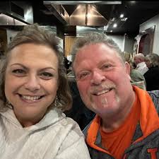 Marvin wins poker game at Powerhouse Pub with impressive hands