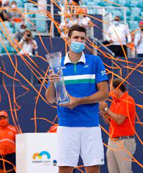 2 seed daniil medvedev in a match that was carried over from monday night because of rain. Hubert Hurkacz Beats Jannik Sinner For Miami Open Title Miami Herald
