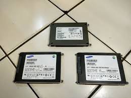Harga ssd yang sangat mahal ini bisa mencapai 9 kali lipat dibanding dengan harga hdd setelah anda mengetahui perbedaan hdd dan ssd pada laptop , maka anda seharusnya sudah bisa ssd simpan di tempat hardisk untuk os, sementara hdd simpan di tempat dvd nya pake hdd caddy. Jual Ssd 128gb Ssd Laptop Ssd Sata 2 5 Inch Ssd 2 5 Ssd Murah Ssd Sata Second 128 Gb Solid State Drive Di Lapak Infinity Technology Bukalapak