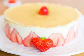Dann die geschmolzene kuvertüre und die aufgelöste gelatine untermischen, zuletzt die erdbeeren unterheben. Einfache Erdbeer Sahne Torte Mit Marzipan Unser Sommer Unsere Desserts 1 Bloggeraktion Frau Zuckerfee