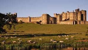 There might be some good loot, but that bucket o' bolts bellhop down there won't cough it up without a claim ticket. Alnwick Castle Tour