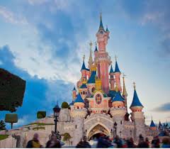 With your family and friends, capture magical selfies with beloved characters as you wander between attractions, and find even more magic in our hotels, themed restaurants and shops. Disneyland Park Disneyland Paris