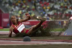 La venezolana yulimar rojas, de 25 años, hizo historia este domingo al batir el récord olímpico y mundial, consiguiendo la medalla de oro en el salto triple femenino en tokyo rojas, la primera mujer de venezuela en ganar un oro olímpico, alcanzó los 15,67 metros con un impresionante salto. Cnjqo0uzl4wl3m