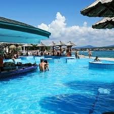 Eine Bar Im Pool Und Das Auch Noch Direkt Am Strand Diese Geniale Poolbar Gibt S Nur Auf Unserem Camping Solaris In Sibenik Luxus Camping Poolbar Pool