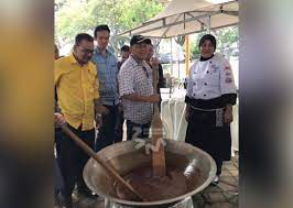 Menganjurkan rumah terbuka adalah impian kebanyakan individu namun ada yang terpaksa melupakan hasrat itu kerana kekangan wang. Rumah Terbuka Aidilfitri Pm Menteri Kabinet 1 Syawal