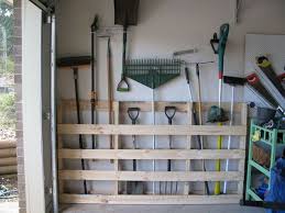 Garage Storage For Garden Tools From Old Pallet Organisierte Garage Aufbewahrung Selbstgemacht Garage Dekorieren