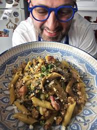 Pennette alla Boscaiola, senza panna..., Ingredienti👇, 380 g pennette, 300  g salsiccia, 130 g pancetta tesa, 250 g piselli freschi, 200 g funghi,  prezemolo q.b., 1 aglio, 1 scalogno, timo q.b., ...