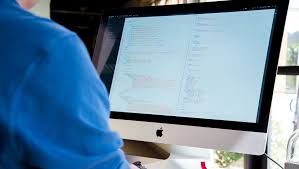 In der plattformentwicklung richten sie informatiksysteme für unternehmen ein und beheben technische störungen. Informatiker Werden Berufsbild Tatigkeiten Karrierechancen