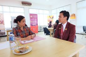 Baca dulu artikel berikut ini yang membahas pertanyaan yang sering dilontarkan dalam wawancara kerja beserta cara menjawabnya. Interview Kerja Yang Mengasyikkan Kampus Pariwisata Bali Kampus Perhotelan Bali