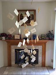 Diese praktischen helfer für ihr badezimmer basteln sie aus günstigem geschenkpapier ein paar stoffresten und et. Den Kamin Mit Fliegenden Briefen Dekorieren Harry Potter Motto Party Harry Potter Weihnachten Harry Potter Klassenzimmer