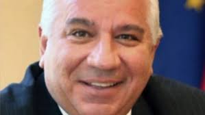 Românul care l-a luat pe DA în braţe. Dan Zamfirescu a votat „pentru”  inclusiv amendamente care se contraziceau