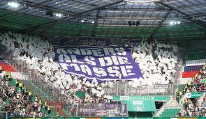 Rapid liegt als tabellenzweiter 16 punkte vor der achtplatzierten austria, die noch um die teilnahme an der meisterrunde bangt. Fk Austria Wien Fak Fans Mit Spitze Gegen Rapid Coach Goran Djuricin
