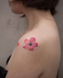 Significato dei tatuaggi con fiori di pesco i fiori di pesco sono dei disegni che racchiudono tantissimi valori, spesso appartenenti a culture lontane. Tattoo Fiori Di Pesco