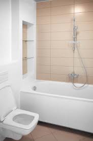 Anda tentu memiliki desain kamar mandi kami menangani desain interior kamar mandi sesuai dengan perancangan selera desain yang anda penggunaan kloset sudut, rak kamar mandi gantung, dan shower box dapat menghemat. 7 Macam Desain Ruang Shower Kamar Mandi Untuk Hunian Anda