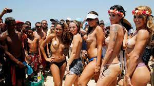 En Brasil, un grupo de mujeres se desnudó para reclamar el topless