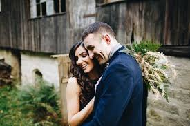 Wie Sieht Eine Hochzeit Mit 20 30 Oder 40 Aus Was Sich Im Laufe Der Zeit Andert Brautpaar Hochzeit Braut