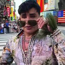 abrazo debajo del árbol eterno en mi corazón como una raíz