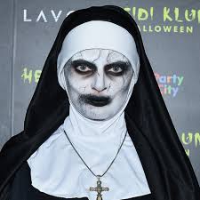 I'm currently fully booked for saturday 28th october, but i do have limited availability for other dates. Here Are The Craziest Celebrity Makeup Looks Winning Halloween This Year Buro 24 7 Singapore