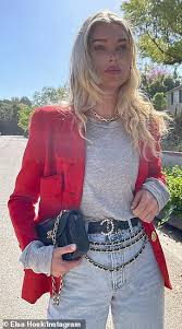 Free play games online, dress up, crazy games. Elsa Hosk Dons Chanel Accessories For La Stroll With Babydaddy Tom Daly And Their Daughter Tuulikki Duk News