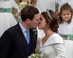 Agora foram reveladas fotografias inéditas da festa que se seguiu à cerimónia oficial. Princesa Eugenie Afasta Se Da Familia Real A Ferver Vidas