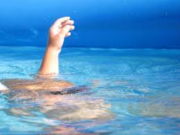 Im wasser untergehen und dadurch zu tode kommen; Vierjahriger Fast Ertrunken Life Radio