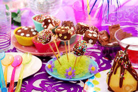 Pas d'anniversaire sans gâteau d'anniversaire ! Decoration Coloree De La Table De Fete D Anniversaire Avec Gateaux Faits Maison Pour Enfant Banque D Images Et Photos Libres De Droits Image 15821919