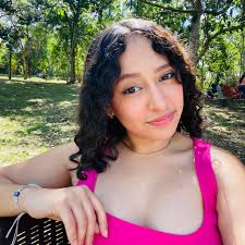 Exhiba a su reina interior con el anillo de corona Pandora Shine. Completo  con deslumbrantes destellos e intrincados detalles por todas partes, seguro  que te hará sentir como la realeza todo el