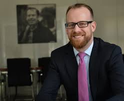 Tento záměr podpořilo vedení hlavního města prahy, velká část historiků i sněmovní opozice, ostře napadán však byl ze strany ruska a ksčm. Starosta Kolar Se Chysta Podat Zalobu Na Predsedu Kscm Filipa Kvuli Jeho Tvrzeni Ze V Kolarove Rodine Byl Gestapak Forum24