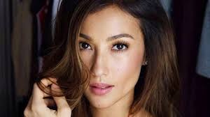 She is now allowed 5 minutes of cartoons per week. Watch Solenn Heussaff Teach Eyebrow Basics French Beauty Eyebrows Solenn Heussaff