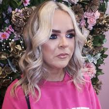 Hair coloured and styled by Chloe and stunning make up by @ranikearnsbeauty  What a beauty 😍 @styleparlorsalonsupplies @farmavitaireland #moneypiece  #makeup #glam #makeoverday #onestopshop #completebeauty #cbbycb #farmavita  #farmavitaireland