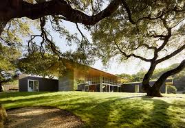 This house bridges between two stands of redwood trees, with the northern window wall facing out to the expansive view. Sonoma Residence Turnbull Griffin Haesloop Architects Archdaily