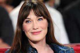 Ce mercredi 24 février, carla bruni a partagé avec ses abonnés instagram les coulisses du tournage de son clip un grand amour. Carla Bruni Sings To Huge Crowd Husband In Ny Page Six