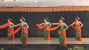 Jenis pola lantai ini dapat kita gambarkan sebagai berikut Tari Gambyong Jawa Tengah Iringan Musik Busana Dan Rias Wajah Penarinya Seni Budayaku