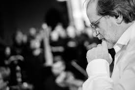Introspectivo y amoroso, así suena el material de un precoz músico de 21 años luminiscencia lo grabó desde un departamento del centro de mar del plata y sentado en su cama. Andrea Marcon Conductor Artist Career Management