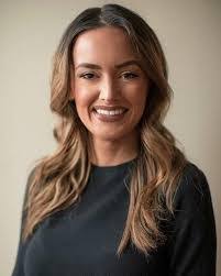 Courtney Gomes's Instagram, Twitter & Facebook