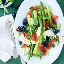 Knackiger Spargelsalat Mit Cremigem Buffelmozarella Und Feinem Bresaola Spargelsalat Spargel Rezepte