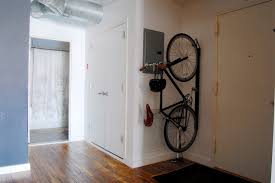 Hi zusammen, ich habe des öfteren schon fahrradständer gesehen die man in die wohnung stellen kann, sein fahrrad einhängt und dann damit in der wohung rad fahren kann. Hereingeradelt So Verstaut Man Das Fahrrad In Der Wohnung