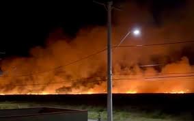 Incêndio de grandes proporções atinge vegetação próxima a condomínios de luxo em Xangri-lá