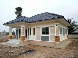 แบบบ านช นเด ยว สไตล คอมเทมโพราร ล กษณะต วบ านยกพ นส งประมาณ 50 ซม ด านหน าม ม ขประต ทางเข าบ าน หล งคาแบบ แบบบ านช นเด ยว สถาป ตยกรรมบ าน บ านสไตล ค นทร