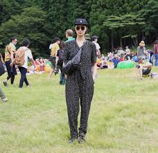 フジロック2018からおすすめフェスコーデをお届け!夏フェスを楽しむには、暑さや雨対策、虫対策だけでなく、おしゃれさも大事なポイントですよね。 ①ショウ ②涼しげなファッション ③the north faceのtシャツ ＜柄物や派手な My Rule My Style In Fuji Rock Festival 17 Happy Outside Beams