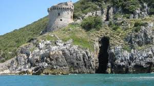 Il monte circeo (m.541), antica isola, s'innalza dall'incontro di due archi di costa pianeggiante, coi pendii precipiti avvolti da una pregiata macchia mediterranea. Promontorio Del Circeo Vietato Agli Escursionisti Troppi Inesperti Ora Gite Solo Con La Guida La Repubblica