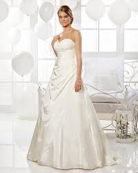The beautiful bride shop ist seit jahren spezialisiert auf den verkauf der schönsten brautschuhe.wenn sie ihre brautschuhe in unserem onlineshop kaufen, können sie sich sicher sein, dass die investition sich lohnt. Welchen Stoff Furs Brautkleid Ein Kleines Lexikon Mein Hochzeits Ratgeber