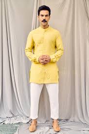 Ditayangkan pada stasiun tv malaysia, 8tv dan tv3. Rajkummar Rao S Yellow Panel Shirt And White Pants Worth Rs 9900 Are Perfect For Haldi Ceremony Bollywood News Bollywood Hungama