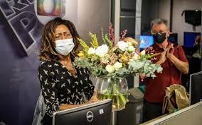 Se a gente está falando e cobrando isso e tem incomodado alguns, essas provavelmente não sabem 1/3 sobre nossa luta. Apos Quase Dois Anos Gloria Maria Volta A Globo E E Recebida Com Flores Rd1